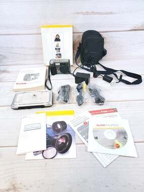 Kodak EasyShare Z760 6.1MP Digital Camera 3x Optical Zoom Bundle